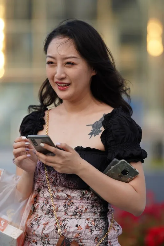 精选街拍作品|抹胸纹身少妇